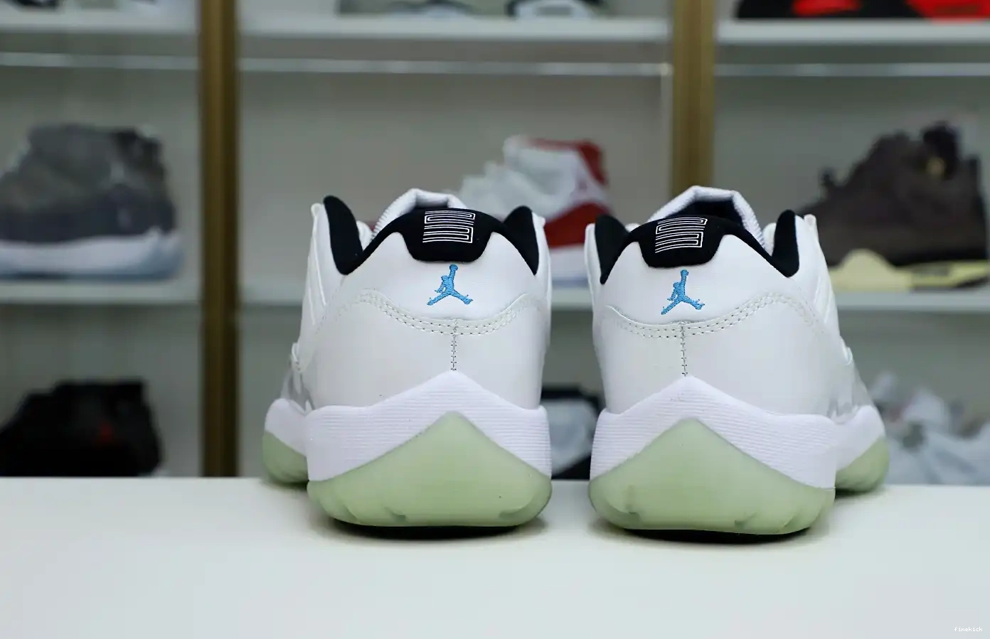 11 LOW JORDAN LEGEND RETRO AIR BLUE 0421